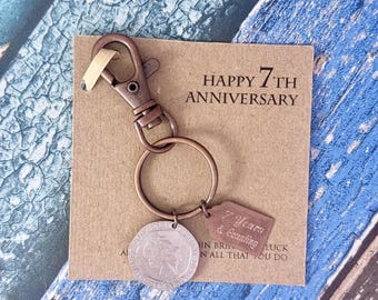 Llavero con moneda de veinte peniques del Reino Unido del año 2019, recuerdo del 7.º aniversario, aniversario de cobre, 7 años y contando. Grabado adicional.