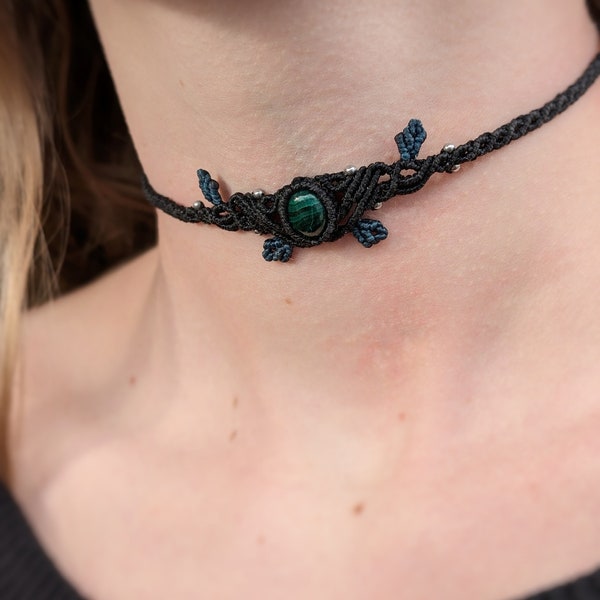 Collier micro macramé malachite noir et feuille verte