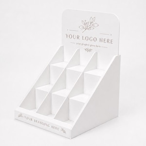Peut inclure: Un présentoir blanc à gradins avec trois rangées et trois colonnes de compartiments. L'en-tête présente un dessin au trait de feuilles et le texte "YOUR LOGO HERE" et "your graphic goes here". La base inclut le texte "YOUR BRANDING HERE".