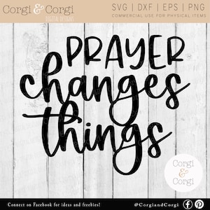 Peut inclure: Conception graphique de texte noir et blanc sur un fond en bois. Le texte dit "PRAYER changes things".