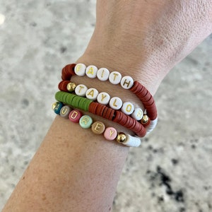 Cada pulsera o tobillera se fabrica a medida. El elástico tiene doble cuerda para mayor resistencia y el nudo está pegado para una sujeción más segura.