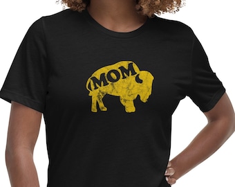 ¡SKO! Camiseta ajustada de manga corta para mujer de Boulder, Buffalo, College Mom