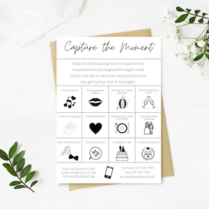 Puede incluir: Tarjeta de desafío de fotos de boda imprimible en blanco y negro con instrucciones para capturar el momento. La tarjeta tiene una lista de momentos de la boda para fotografiar, como el primer baile, los recién casados besándose y la mejor danza del mundo. La tarjeta también incluye información de contacto y un hashtag de boda.