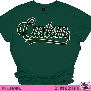 Peut inclure: Un t-shirt vert foncé avec le mot "Custom" en écriture vert foncé avec un contour blanc. Le t-shirt est plié en bas. Les mots "TÉLÉCHARGEMENT NUMÉRIQUE" et "FICHIER DE CONCEPTION PNG PERSONNALISÉ" sont en bas.