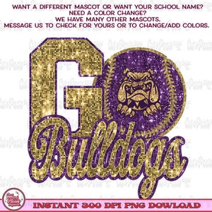 以下が含まれることがあります： 「GO Bulldogs」の文字が金色のグリッターで描かれたデジタルグラフィック。右側にはブルドッグのマスコットが入った紫色の円があります。上部のテキストには「別のマスコットまたは学校名をご希望ですか？」と「Instant 300 DPI PNG Download」と書かれています。