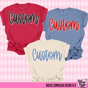 Könnte beinhalten: Drei kurzärmelige T-Shirts in Rot, Blau und Creme. Jedes Shirt zeigt das Wort Custom in einer Schreibschrift auf der Brust. Das rote Shirt hat schwarzen Text mit weißen Punkten, das blaue Shirt roten Text mit weißen Punkten und das cremefarbene Shirt blauen Text.
