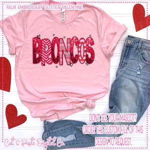 Könnte beinhalten: Pinkes T-Shirt mit einem roten Glitzerdesign, auf dem "Broncos" mit Herzen um das Design steht. Der Text "Don't see your mascot? Order the custom file of this design to request." befindet sich am unteren Rand des Bildes.