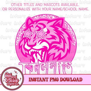 Puede incluir: Un gráfico digital rosa de un tigre con gafas de sol en forma de estrella, con la palabra "TIGERS" debajo. El diseño está dentro de un círculo rosa con un borde de estampado de leopardo. El texto en la parte superior dice "OTROS TÍTULOS Y MASCOTAS DISPONIBLES." y "O PERSONALIZA CON TU NOMBRE/NOMBRE DE LA ESCUELA."