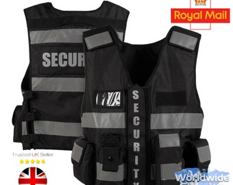Könnte beinhalten: Schwarze Sicherheitsweste mit reflektierenden Streifen und dem vertikal auf der rechten Seite aufgedruckten Wort "SECURITY". Die Weste hat mehrere Taschen und verstellbare Träger.