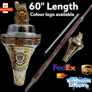 Puede incluir: Un bastón ceremonial de plata y oro con un remate de león, un eje rojo y dorado y una punta de goma negra. El bastón mide 152,4 cm de largo. El bastón tiene un escudo de oro y plata con las palabras "Kings People God Can Do" y "School of Theology". El bastón está disponible con un logotipo personalizado.