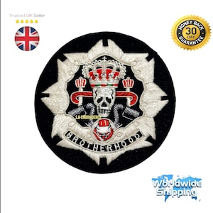 Puede incluir: Un parche bordado en plata y rojo con un diseño de calavera y huesos cruzados. El parche está sobre un fondo negro y tiene las palabras "Brotherhood" escritas alrededor del exterior.