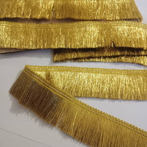 Galon métallique doré pour le déguisement de robes.