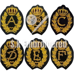 Kavajfamiljen Ralph alfabetet röd krona kavaj Bullion broderat märke.