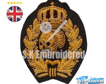 Op de afbeelding: Geborduurde patch met een gouden kroon, schedel en laurierkrans ontwerp op een zwarte achtergrond. De patch heeft de tekst "S.N. Embroidered".