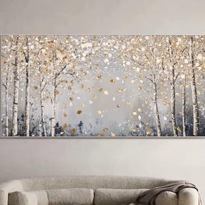 Op de afbeelding: Een rechthoekig canvas schilderij dat een bosscène uitbeeldt. Het kunstwerk toont berken met witte schors en zwarte markeringen, tegen een grijze achtergrond. Goudblad accenten en vallende bladeren voegen elegantie toe aan het landschap.