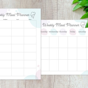 Puede incluir: Dos plantillas de planificador de comidas semanales imprimibles con un icono de gorro de cocinero. La primera plantilla tiene una columna para el desayuno, el almuerzo y la cena. La segunda plantilla tiene una columna para cada día de la semana.