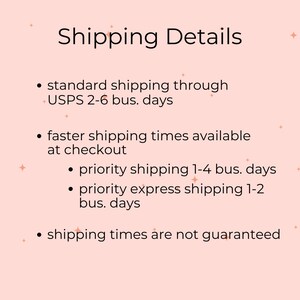 Op de afbeelding: Verzendinformatie voor een online winkel. Standaard verzending duurt 2-6 werkdagen via USPS. Snellere verzendopties zijn beschikbaar bij het afrekenen, waaronder prioriteit verzending (1-4 werkdagen) en prioriteit express verzending (1-2 werkdagen). Levertijden zijn niet gegarandeerd.