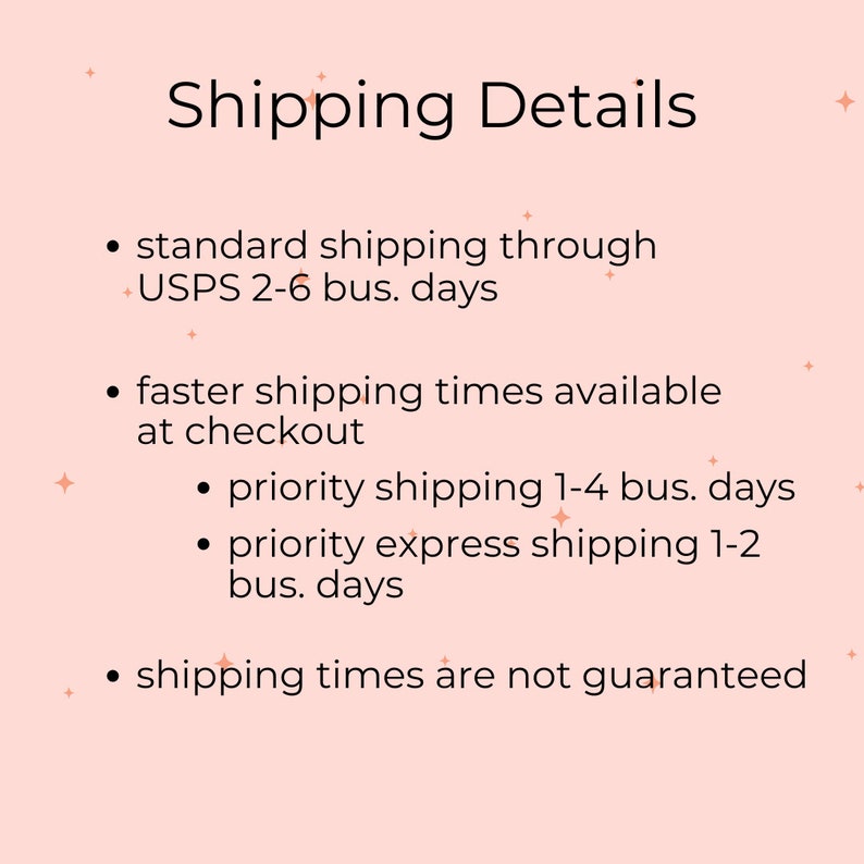 Op de afbeelding: Verzendinformatie voor een online winkel. Standaard verzending duurt 2-6 werkdagen via USPS. Snellere verzendopties zijn beschikbaar bij het afrekenen, waaronder prioriteit verzending (1-4 werkdagen) en prioriteit express verzending (1-2 werkdagen). Levertijden zijn niet gegarandeerd.