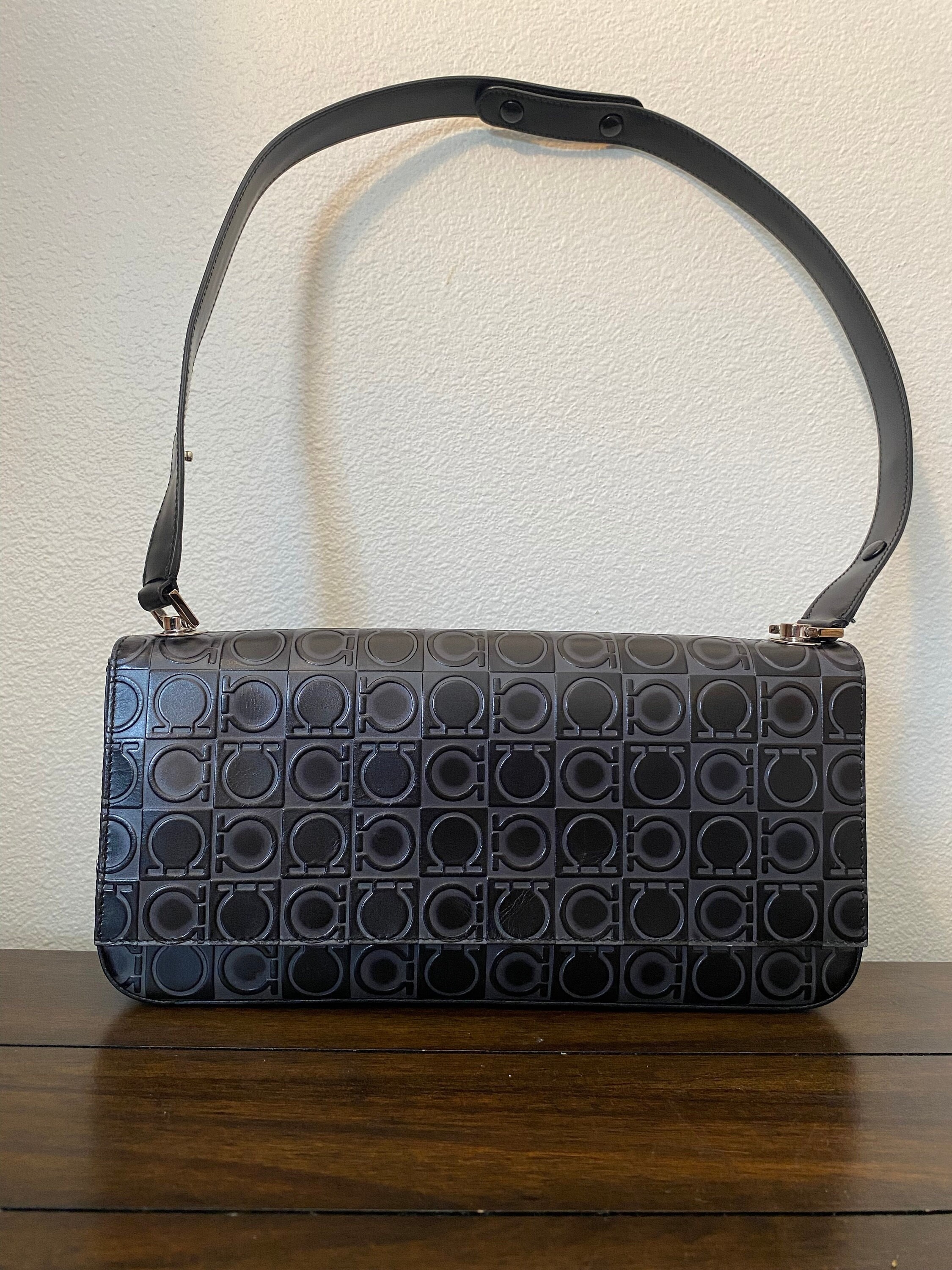 Vintage Salvatore Ferragamo Gancini Gepragte Lederklappe Schwarze Umhangetasche Etsy