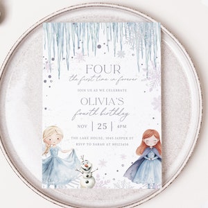 Pode incluir: Um cartão de convite azul e branco com um tema de inverno. Apresenta duas meninas vestidas como princesas, um boneco de neve e flocos de neve. O texto diz "FOUR the first time in forever JOIN US AS WE CELEBRATE OLIVIA'S fourth birthday NOV | 25 | 4PM THE LAKE HOUSE, 1045 JASPER ST RSVP TO SARAH AT 90123456"