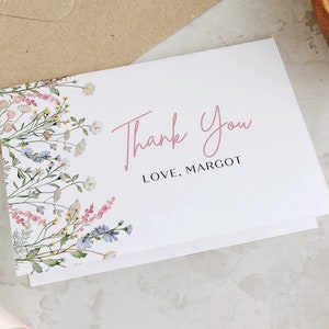 Modello di biglietto di ringraziamento con fiori di campo, modello di biglietto di ringraziamento piegato con fiori rosa stampabile, biglietto di ringraziamento per tenda, biglietto di ringraziamento per matrimonio, modificabile,