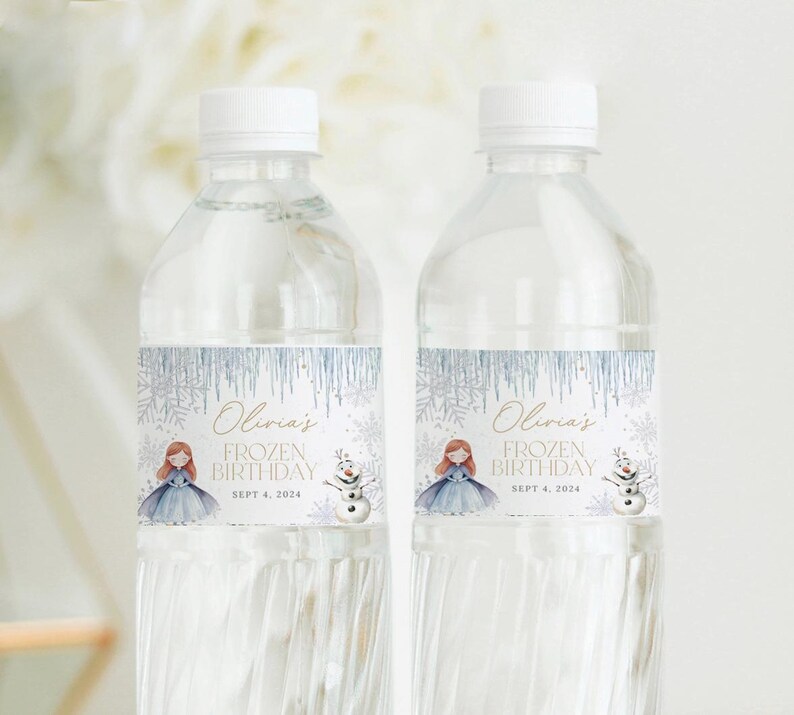 Pu&ograve; includere: Due bottiglie d'acqua in plastica trasparente con etichette blu e bianche raffiguranti una bambina dei cartoni animati e un pupazzo di neve. Le etichette riportano la scritta "Olivia's Frozen Birthday Sept 4, 2024".