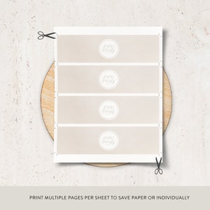 Pu&ograve; includere: Foglio stampabile di quattro etichette per bevande beige con il testo "Hope & Curly" in un cerchio bianco su ogni etichetta. Il testo "STAMPA PI&Ugrave; PAGINE PER FOGLIO PER RISPARMIARE CARTA O INDIVIDUALMENTE" &egrave; in fondo al foglio.