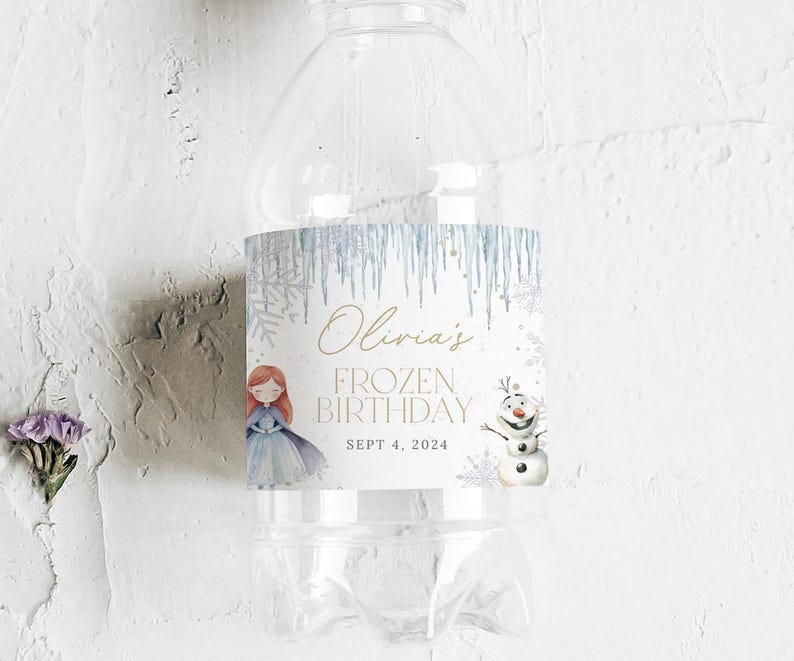Pu&ograve; includere: Un'etichetta per bottiglia d'acqua blu e bianca a tema Frozen. Presenta un'immagine animata di Elsa e Olaf, con il testo "Olivia's Frozen Birthday Sept 4, 2024".