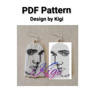 Pode incluir: Um par de brincos de contas brancas com um design de retrato em preto e branco. Os brincos estão pendurados em ganchos dourados. A imagem também inclui um close-up do padrão de contas.  Padrão PDF Design by Kigi.