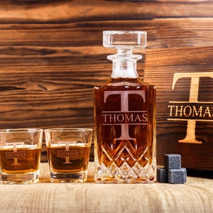 Gepersonaliseerde Whiskey Decanter Set - Gepersonaliseerde Bruidsjonkerscadeaus - Gegraveerde Whiskey Decanter Set Met Houten Doos - Cadeau voor Beste Man, Cadeau voor Papa