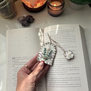 Marcador de livros floral bordado à mão | Design de saquinho de chá em feltro, presente para amantes de livros