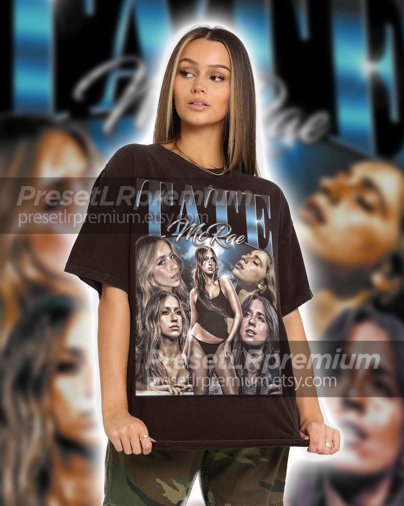 Może przedstawiać: Czarny T-shirt z nadrukiem graficznym kolażu czterech kobiet. Na koszulce nadrukowany jest tekst "FATE Me Rae".