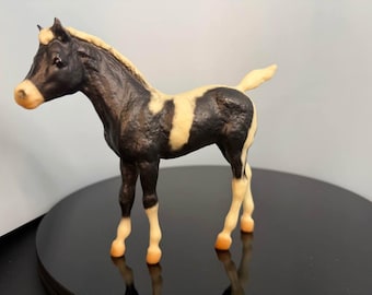 Breyer Tobiano-veulen Bright Sox op Phantom Wings-mal, geproduceerd in 1994