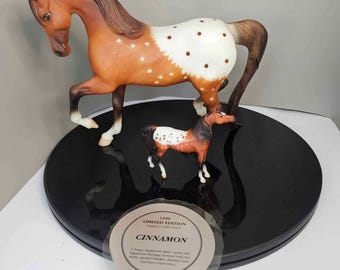 Breyer Cinnamon, Appaloosa geproduceerd in 1996 Limited Edition met mini me Arabian stablemate