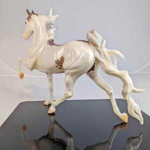Breyer Traditional Racking Saddlebred Roan Sabino Stagecoach Surprise ...