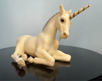 Breyer Liggend veulen albasten Eenhoorn geproduceerd 1985
