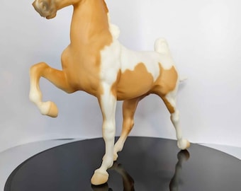 Breyer Traditional A Class Act Five Gaiter Show Special # 700298, geproduceerd van 1998 van augustus tot november
