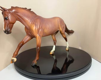 Breyer Peptoboonsmal Strawberry Roan op Australian Stockhorse-schimmel