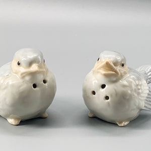 Vintage ceramic porcelain salt and pepper shakers realistic young sparrows birds  figure figurines HobbelAmsterdam