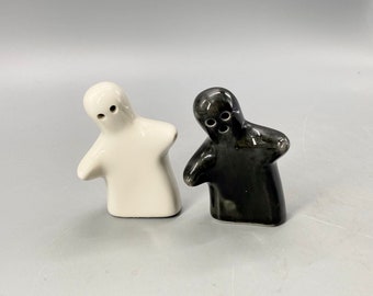 Vintage 80's 1980's hugging salt and pepper shakers black and white