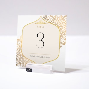 Modelo de números de mesa de casamento indiano, dourado. Imprimível e editável.