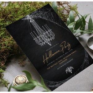 K&ouml;nnte beinhalten: Eine schwarze und goldene Halloween-Partyeinladung mit einer wei&szlig;en Illustration eines Kronleuchters und Spinnweben. Der Text lautet "Schlie&szlig;en Sie sich uns an, wenn Sie es wagen, f&uuml;r eine Halloween-Party, Samstag, 31. Oktober 2023 | 20:00 Uhr, The Boutique Hotel, 53 Connor Street, Hampshire, RSVP mit Mia 8223443187"