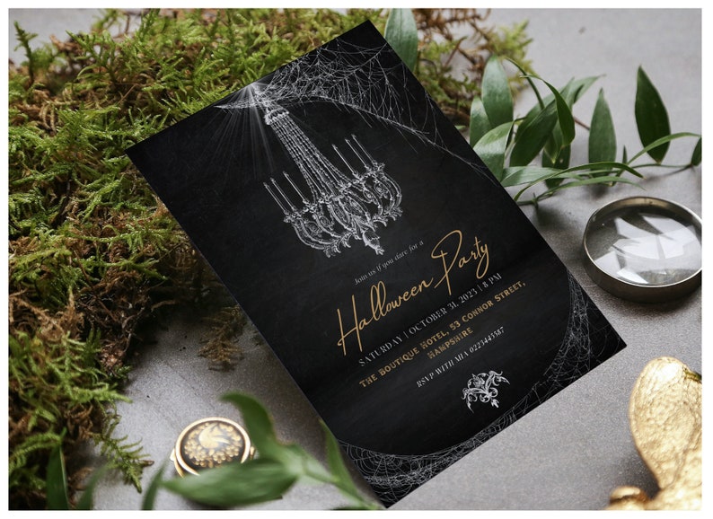 K&ouml;nnte beinhalten: Eine schwarze und goldene Halloween-Partyeinladung mit einer wei&szlig;en Illustration eines Kronleuchters und Spinnweben. Der Text lautet "Schlie&szlig;en Sie sich uns an, wenn Sie es wagen, f&uuml;r eine Halloween-Party, Samstag, 31. Oktober 2023 | 20:00 Uhr, The Boutique Hotel, 53 Connor Street, Hampshire, RSVP mit Mia 8223443187"