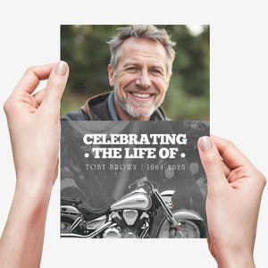Puede incluir: Una foto en blanco y negro de un hombre con una motocicleta en el fondo. El texto "Celebrating the life of. Toby Brown 1964-2025" está impreso debajo de la foto.