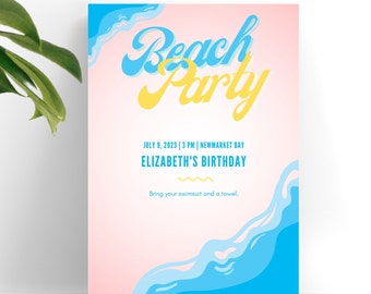 Könnte beinhalten: Eine rosa und blaue Strandparty-Einladung mit dem Text "Beach Party" in einer gelben und blauen Retro-Schrift. Die Einladung enthält das Datum, die Uhrzeit und den Ort der Party sowie den Namen der Geburtstagsperson, Elizabeth. Die Einladung enthält auch den Text "Bringen Sie Ihren Badeanzug und ein Handtuch mit."