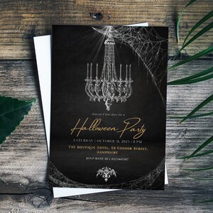 K&ouml;nnte beinhalten: Schwarz-wei&szlig;e Halloween-Party-Einladung mit einem wei&szlig;en Spinnennetz-Design und einer goldenen Kronleuchter-Grafik. Der Text lautet "Halloween Party" mit Datum und Uhrzeit "Samstag, 31. Oktober 2023 | 20:00 Uhr" und dem Ort "The Boutique Hotel, 53 Connor Street, Hampshire".