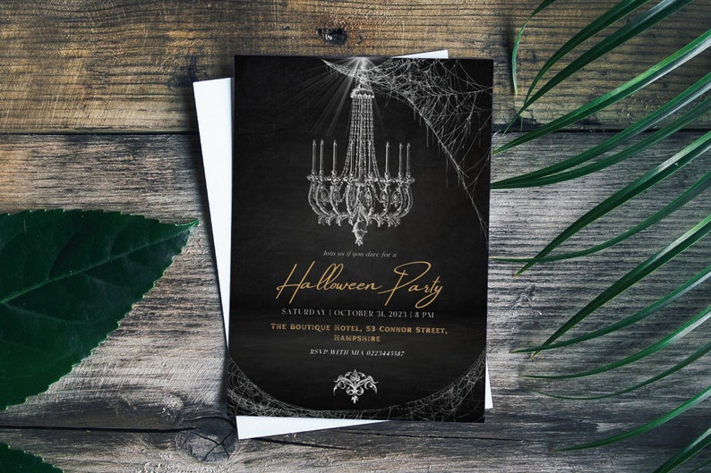 K&ouml;nnte beinhalten: Schwarz-wei&szlig;e Halloween-Party-Einladung mit einem wei&szlig;en Spinnennetz-Design und einer goldenen Kronleuchter-Grafik. Der Text lautet "Halloween Party" mit Datum und Uhrzeit "Samstag, 31. Oktober 2023 | 20:00 Uhr" und dem Ort "The Boutique Hotel, 53 Connor Street, Hampshire".