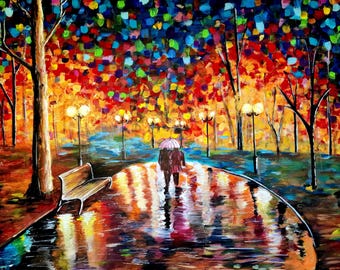 Peut inclure: Peinture impressionniste d'une scène de parc nocturne. Un couple marche sous un parapluie sur un sentier mouillé, reflétant les lumières colorées des arbres et des lampadaires. Un banc est situé à gauche, ajoutant à l'atmosphère tranquille.