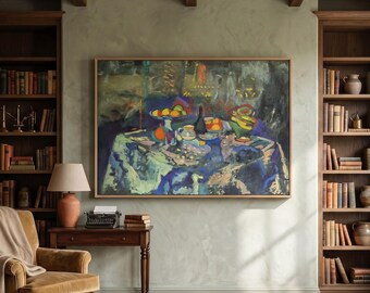 Può includere: Un grande dipinto a olio rettangolare con cornice raffigurante una natura morta con frutta e una bottiglia scura su una tovaglia blu, esposto su una parete verde chiaro tra due alte librerie in legno piene di libri e ceramiche decorative.