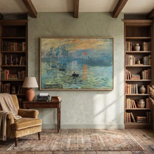 Può includere: Un dipinto paesaggistico impressionista incorniciato che raffigura un porto all'alba con un sole rosso, piccole barche e acque dai toni blu, montato su una parete verde chiaro tra due alte librerie in legno piene di libri.